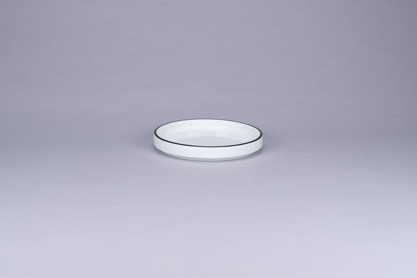 RIMZ STACKABLE FLAT RIMLESS PLATE / LID WITH BLUE RIM, 4.7"D