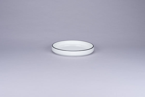 RIMZ STACKABLE FLAT RIMLESS PLATE / LID WITH BLUE RIM, 5.5"D